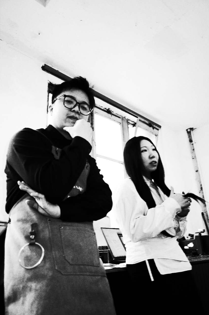工作区旁的艺术家。